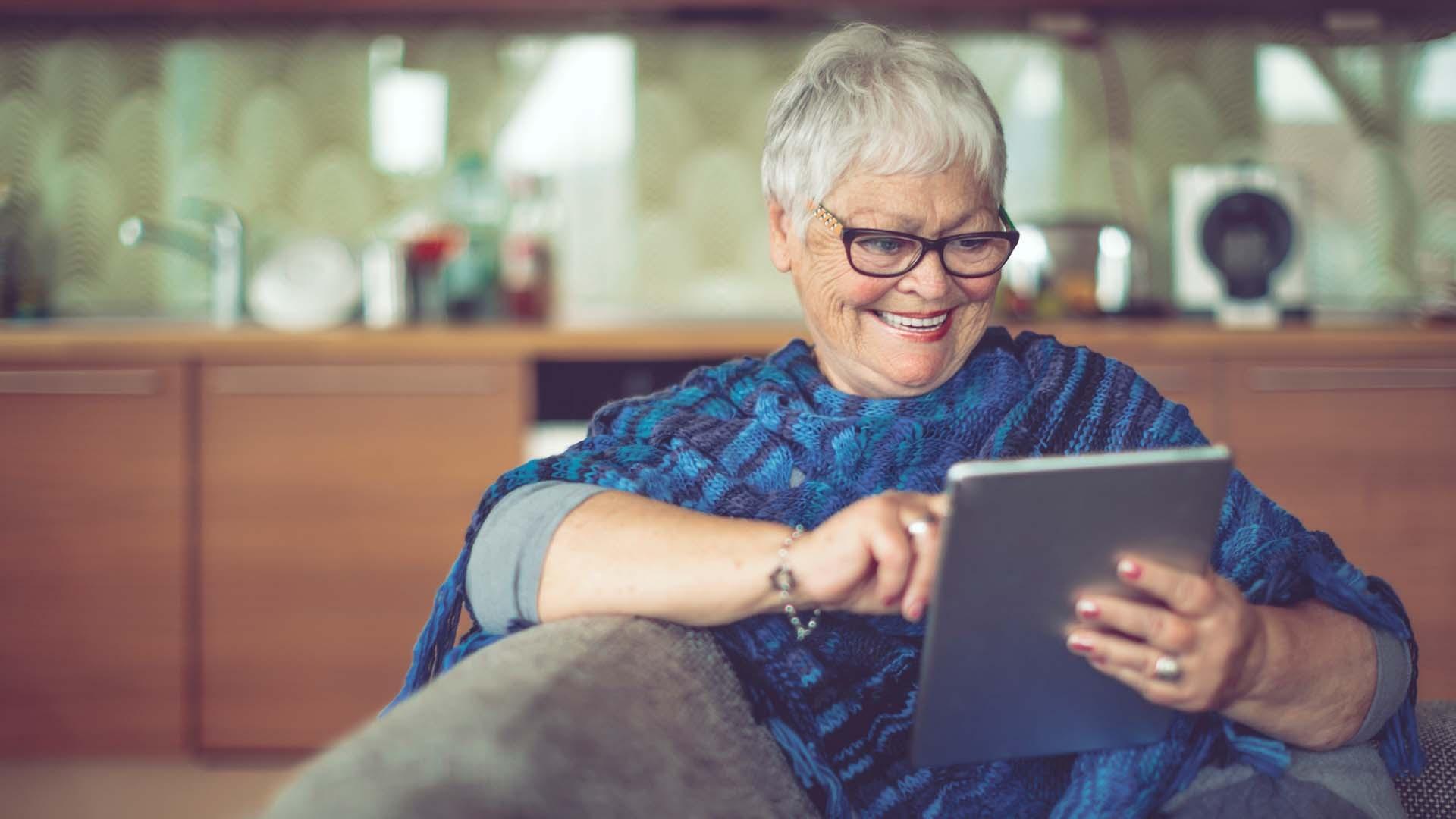 smiling-woman-looking-at-ipad